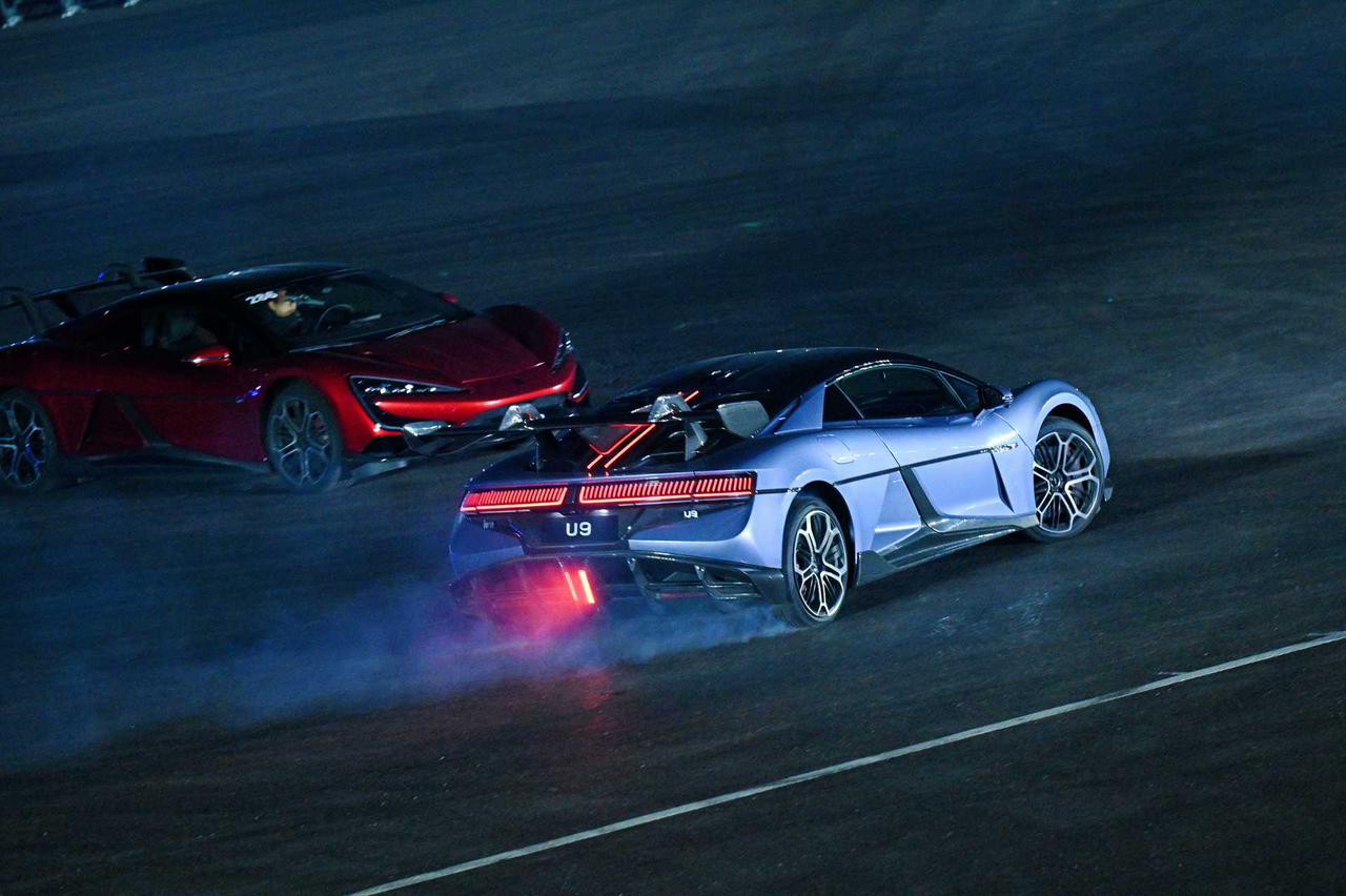 سباق سيارات في byd Circuit